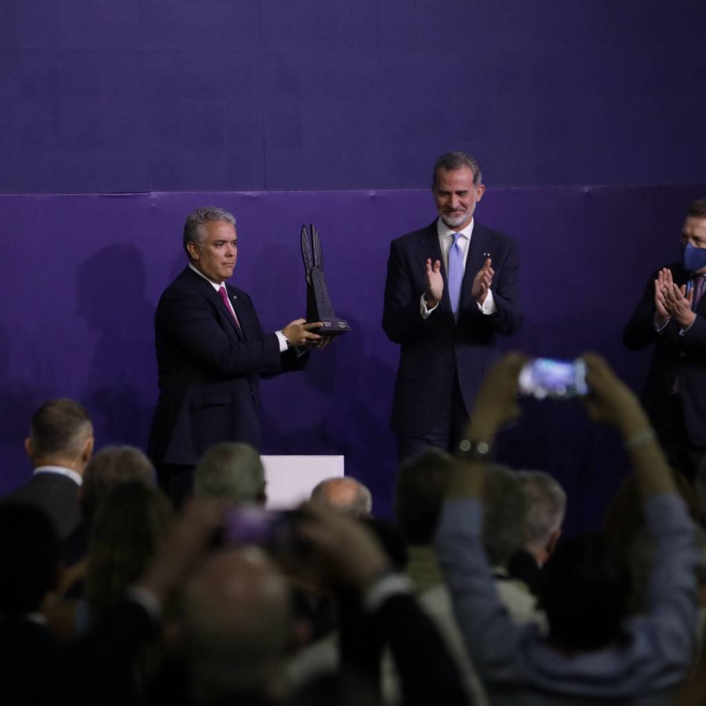 La democracia colombiana galardonada con el  World Peace & Liberty Award