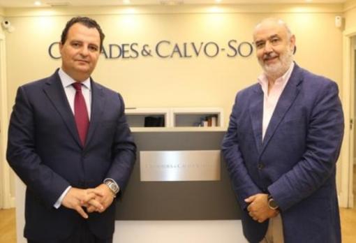 Francisco Fernández, socio director de Cremades & Calvo-Sotelo en Sevilla, y Abraham Carrascosa, que liderará su nueva división de inversiones e infraestructuras