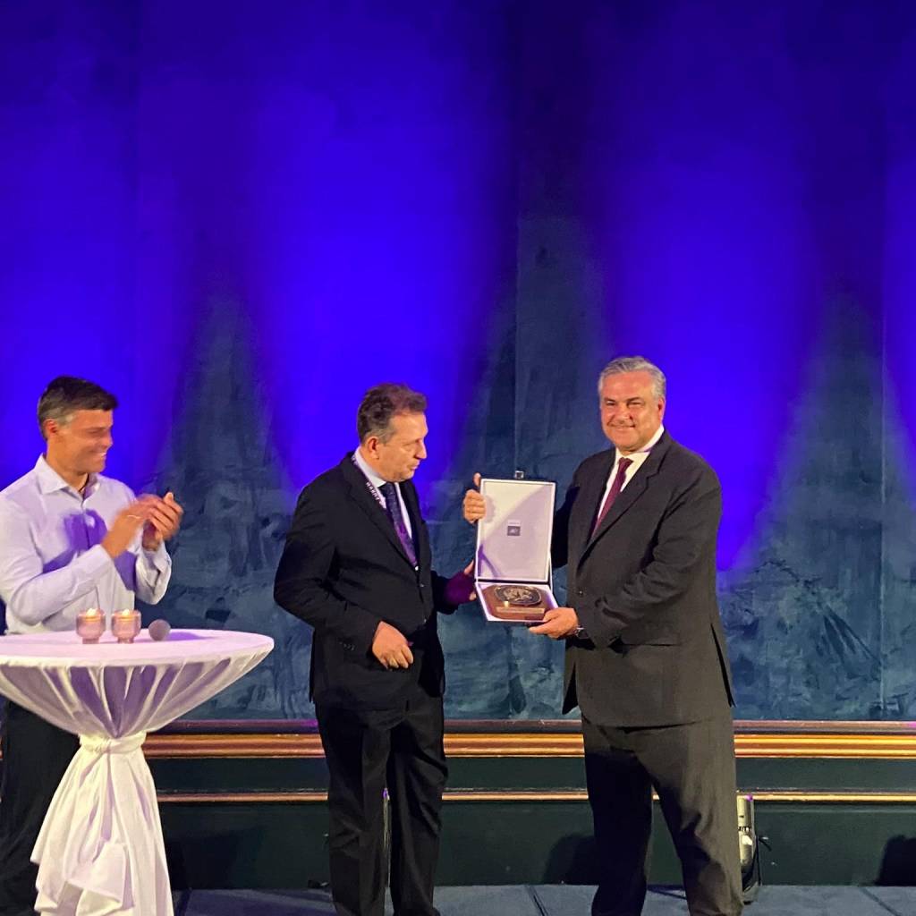 Diplomático español Jesús Silva recibe la  Medalla de Honor de la World Jurist Association