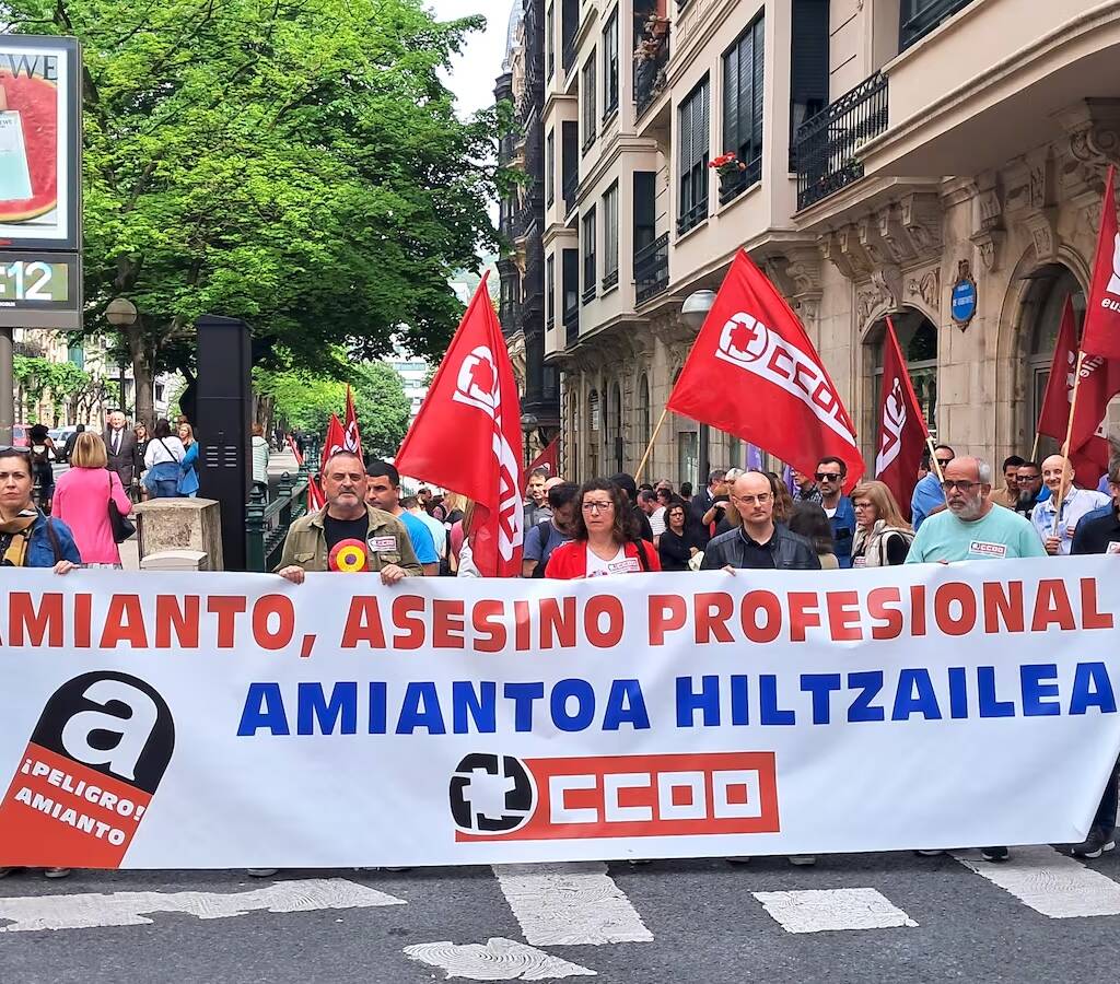 Las víctimas del amianto sufren un calvario judicial. La quiebra de las empresas y el paso de los años embarran el camino hacia una compensación justa para los trabajadores