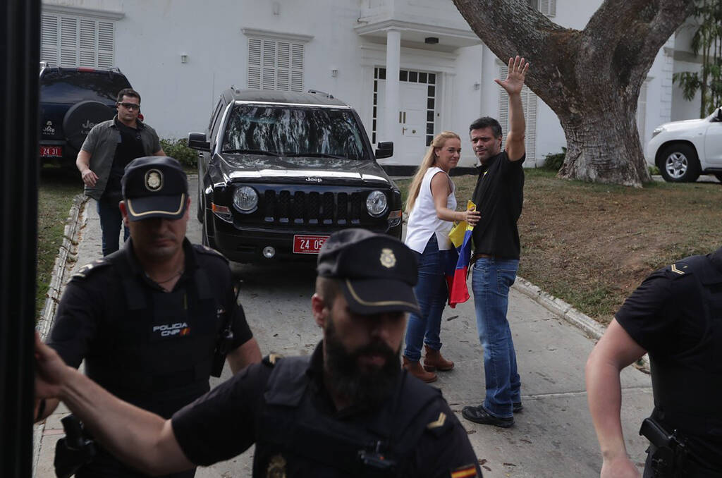 Leopoldo López necesitaría un salvoconducto de Maduro para abandonar la embajada española sin ser detenido
