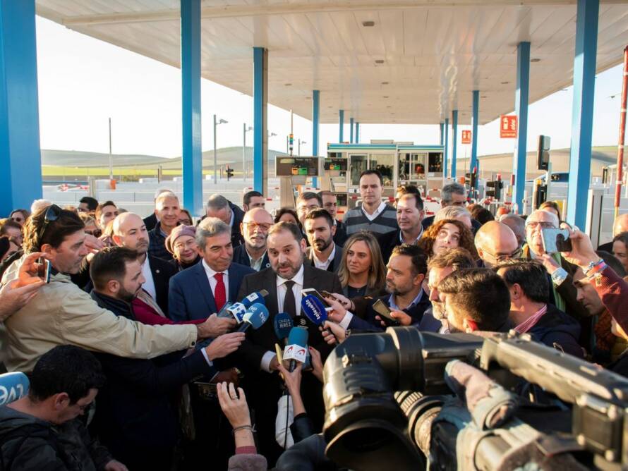 La autopista que murió de éxito tras el fin del peaje: la odisea de ir en coche de Sevilla a Cádiz